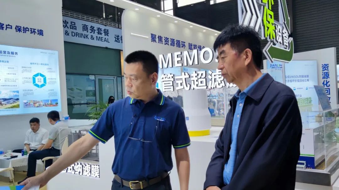 top1体育总经理蒋林煜与客户交谈