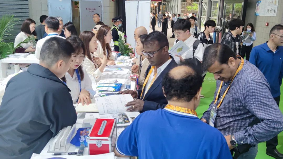 东南亚客户光临top1体育展台咨询污水处理
